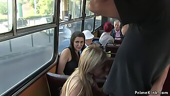 Een Blondine Krijgt Een Openbare Gezichtsbehandeling In Een Bus In Een Hardcore Orgie