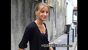 Eine Blonde Teenagerin Mit Frischem Gesicht Lässt Sich Auf Ihre Erste Casting-Erfahrung Ein