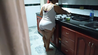 Ver A Una Milf Caliente Limpiar La Cocina Y Darse Placer A Sí Misma